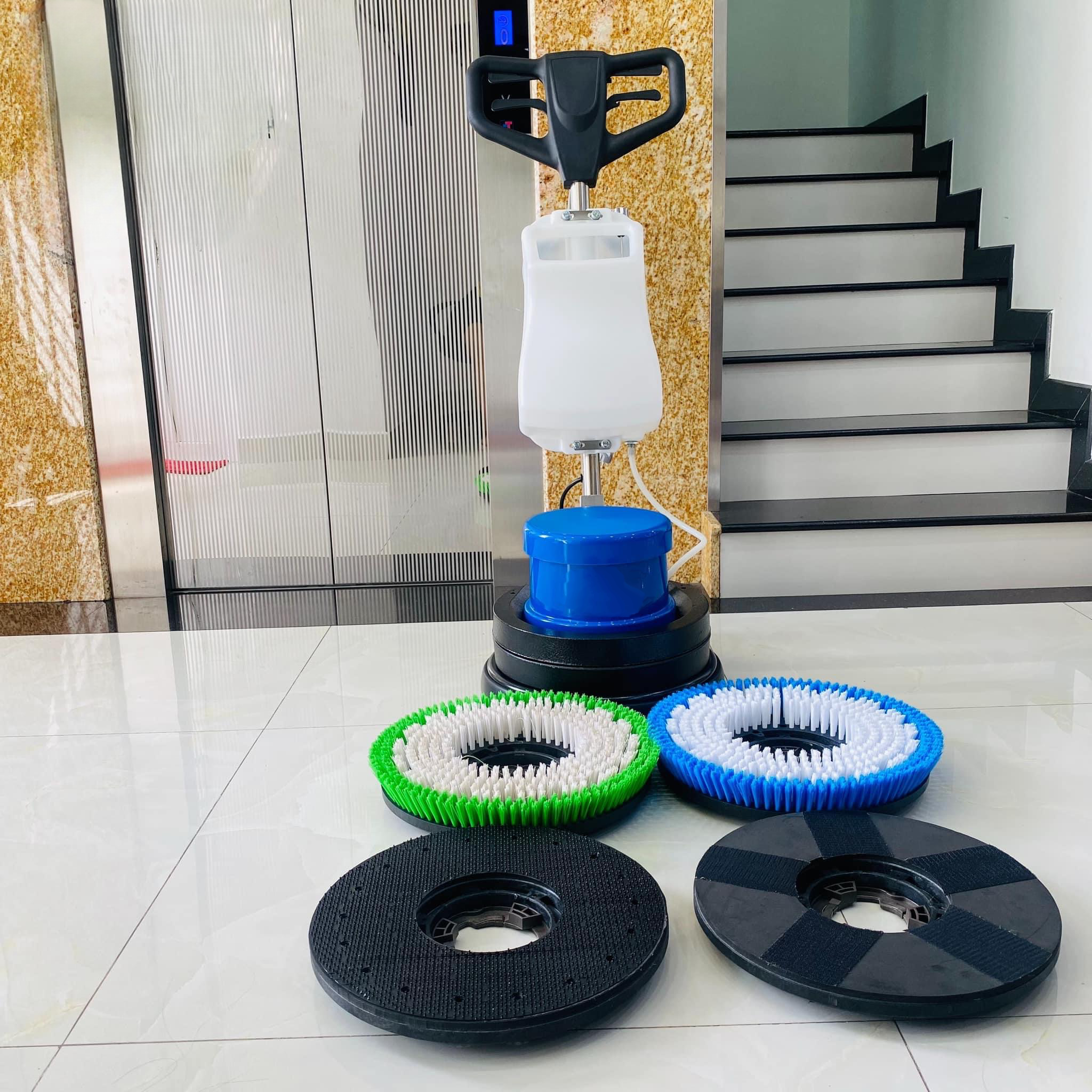 Máy chà sàn đơn công nghiệp Krapo 521 Máy chà sàn đơn công nghiệp Krapo 521 mạnh mẽ, hiệu quả, giúp làm sạch nhanh chóng mọi bề mặt sàn. Thiết kế chắc chắn, dễ sử dụng và phù hợp cho các không gian như nhà xưởng, kho bãi và khu vực thương mại, mang lại hiệu quả làm sạch tối ưu và tiết kiệm thời gian