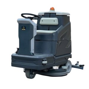 Máy chà sàn công nghiệp ngồi lái Krapo M2913 – Sự lựa chọn hoàn hảo cho vệ sinh công nghiệp hiệu quả, đặc biệt là trong các khu vực rộng lớn. Với thiết kế ngồi lái tiện lợi và công suất mạnh mẽ, máy Krapo M2913 giúp bạn tiết kiệm thời gian và công sức, đồng thời mang lại kết quả làm sạch tối ưu. Máy chà sàn này lý tưởng cho các không gian như nhà xưởng, trung tâm thương mại, bệnh viện và siêu thị. Đảm bảo sàn luôn sạch sẽ, sáng bóng và an toàn cho người sử dụng