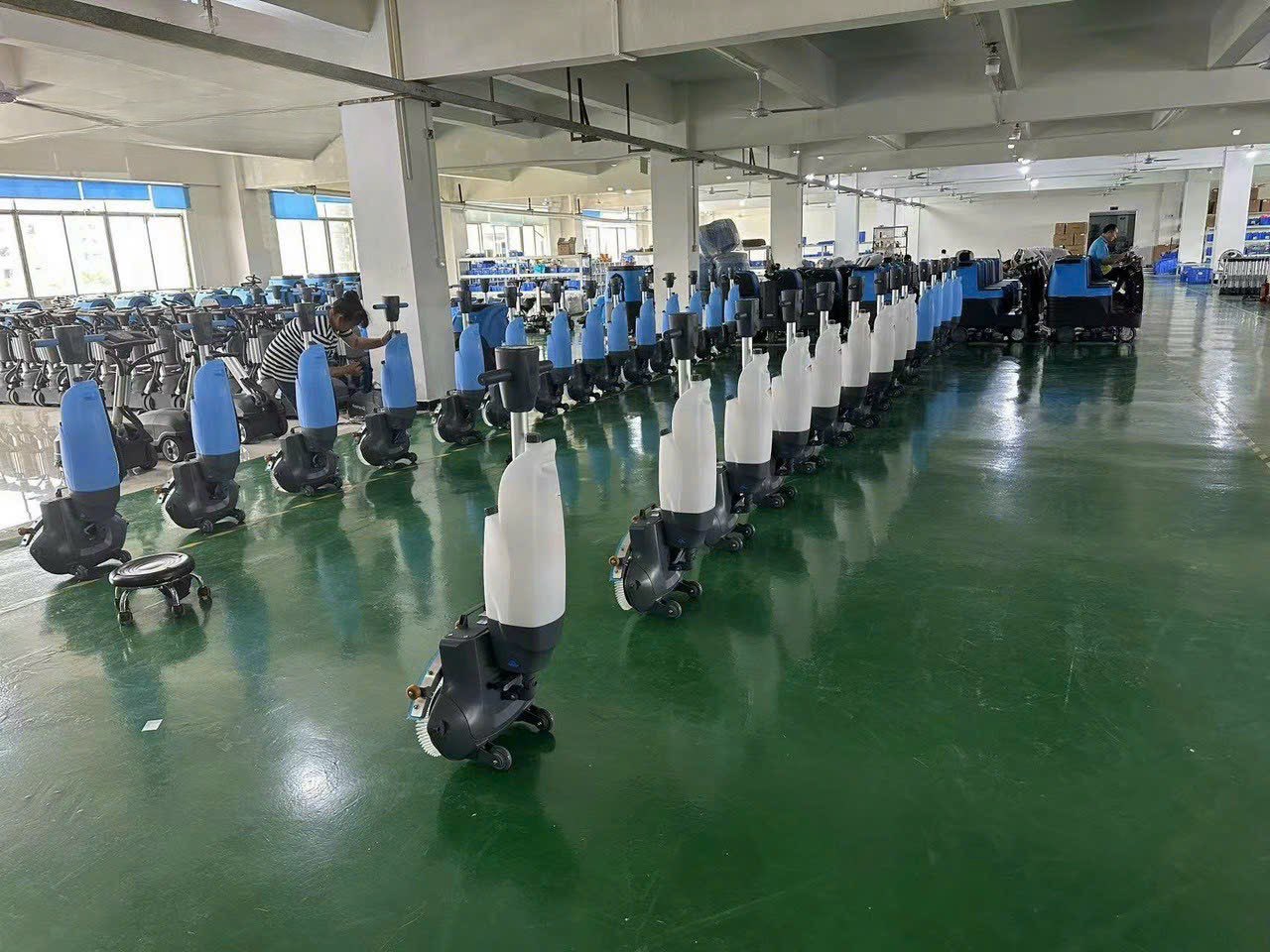 Máy chà sàn liên hợp Mini Krapo E22 Máy chà sàn liên hợp Mini Krapo E22 nhỏ gọn nhưng mạnh mẽ, kết hợp chà và hút bụi hiệu quả. Thiết kế tiện dụng, dễ dàng vận hành, là lựa chọn lý tưởng cho các không gian nhỏ như văn phòng, cửa hàng và khu vực cần vệ sinh nhanh chóng, tiết kiệm thời gian