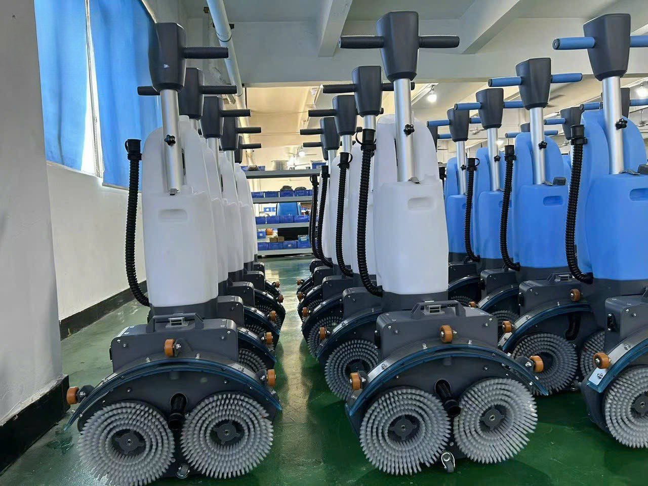 Máy chà sàn liên hợp Mini Krapo E22 nhỏ gọn nhưng mạnh mẽ, kết hợp chà và hút bụi hiệu quả. Thiết kế tiện dụng, dễ dàng vận hành, là lựa chọn lý tưởng cho các không gian nhỏ như văn phòng, cửa hàng và khu vực cần vệ sinh nhanh chóng, tiết kiệm thời gian