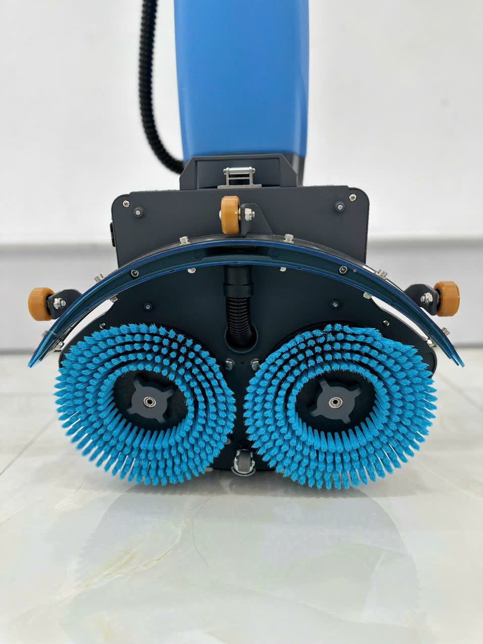 Máy chà sàn liên hợp Mini Krapo E22 Máy chà sàn liên hợp Mini Krapo E22 nhỏ gọn nhưng mạnh mẽ, kết hợp chà và hút bụi hiệu quả. Thiết kế tiện dụng, dễ dàng vận hành, là lựa chọn lý tưởng cho các không gian nhỏ như văn phòng, cửa hàng và khu vực cần vệ sinh nhanh chóng, tiết kiệm thời gian