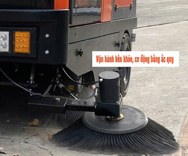 Xe quét rác công nghiệp ngồi lái Krapo KMS S13 – Giải pháp tuyệt vời cho việc làm sạch diện tích lớn tại các khu công nghiệp, nhà xưởng, bãi đỗ xe và khu vực công cộng. Với thiết kế ngồi lái tiện dụng và công nghệ tiên tiến, xe Krapo KMS S13 giúp tối ưu hóa quy trình làm việc, tiết kiệm thời gian và công sức. Xe hoạt động mạnh mẽ, hiệu quả, quét sạch mọi loại rác thải, giúp không gian luôn gọn gàng, sạch sẽ và an toàn. Lựa chọn lý tưởng cho các công việc vệ sinh công nghiệp với yêu cầu khối lượng công việc lớn và liên tục